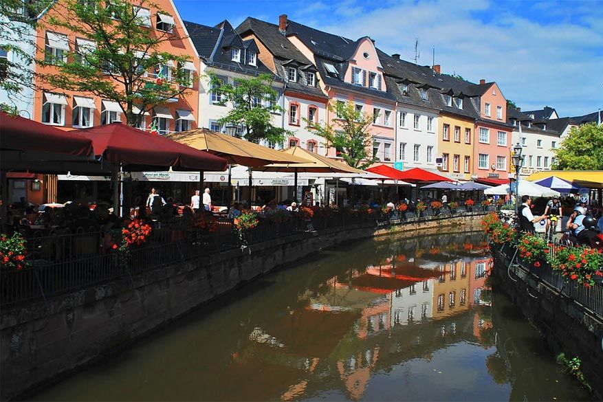 Saarburg: het centrum met kleurrijke terrasjes en gezellige waterwegen doet zuiders aan