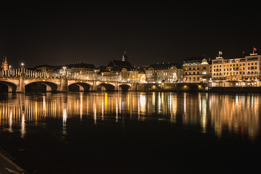 Basel met de lichtjes aan de Rijn