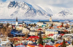 Dubbel zoveel toeristen: de jongste jaren is IJsland razend populair bij toeristen. De toeristische industrie van het eilandje boomt als nooit tevoren. Het aantal nieuwsgierige gasten dat het land komt bezoeken leunt tegen 600.000 en meer, haast dubbel zoveel als de 320.000 inwoners waarvan er zo’n 60 procent in de hoofdstad Reykjavik wonen. © Thomas Mitchell