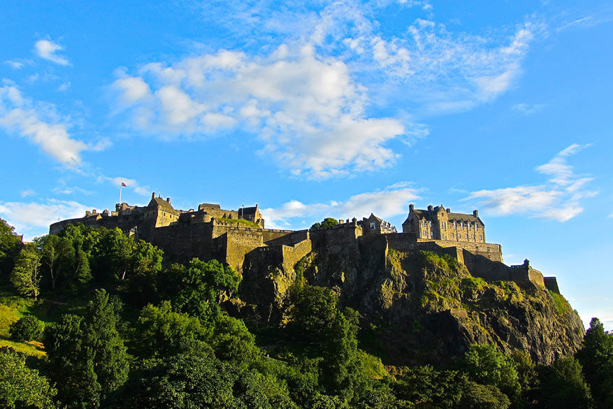 Edinburgh Castle bovenop de heuvel.