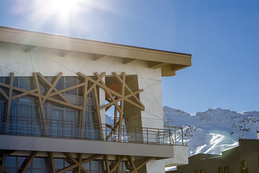 Club Med in Val Thorens: strak design afgewerkt met veel hout en glas