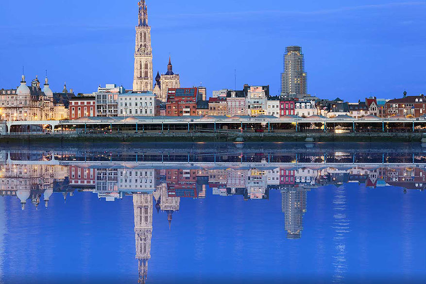 Antwerpen: avonduitzicht van op de Schelde