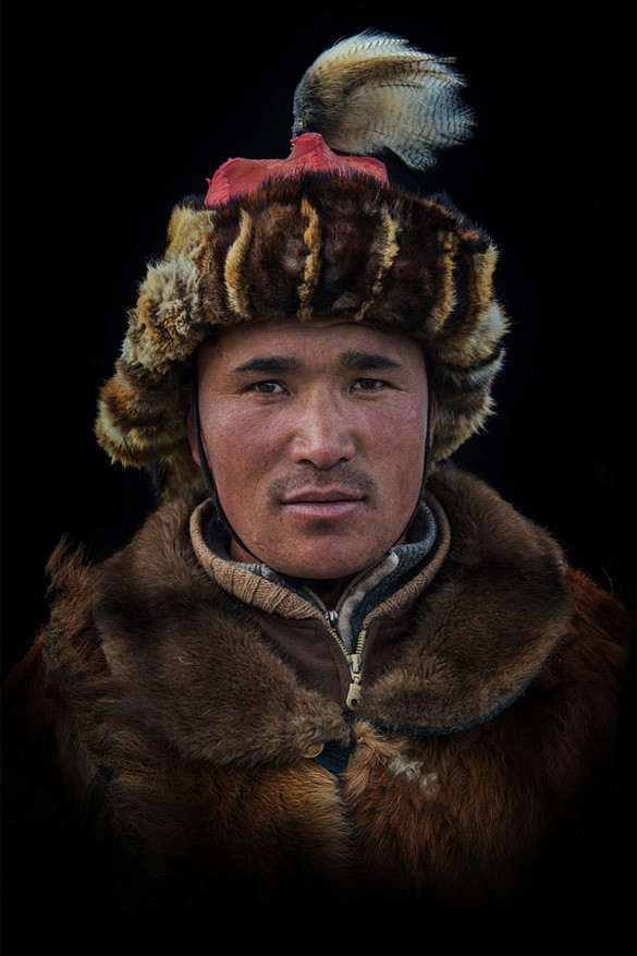 Dit is Chokan, een Kazachse arendjager die gefilmd werd in de documentaire ‘Survive the tribe – Eagle assasins’ van National Geographic. Hier is hij aan het werk tijdens het Eagle Festival in het Altajgebergte van Mongolië.