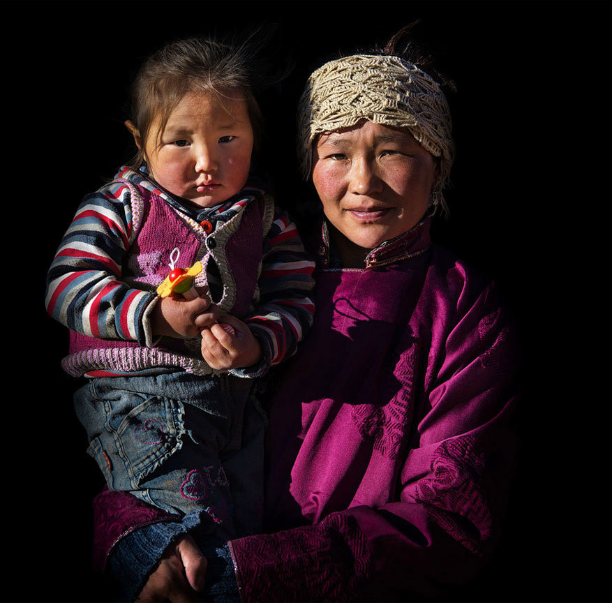 Een Tuvan vrouw met haar dochtertje. De Tuvans zijn een kleine Turkse etnische groep die in de wijk Tsengel in Bajan-Ölgi, West-Mongolië leven, dichtbij de grens met Rusland en China.
