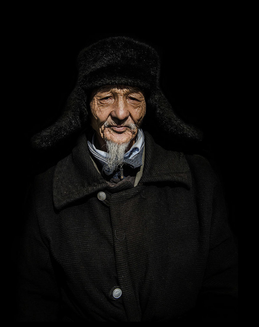 Een oude Kazachse man met een bontmuts in het Altajgebergte, West-Mongolië.
