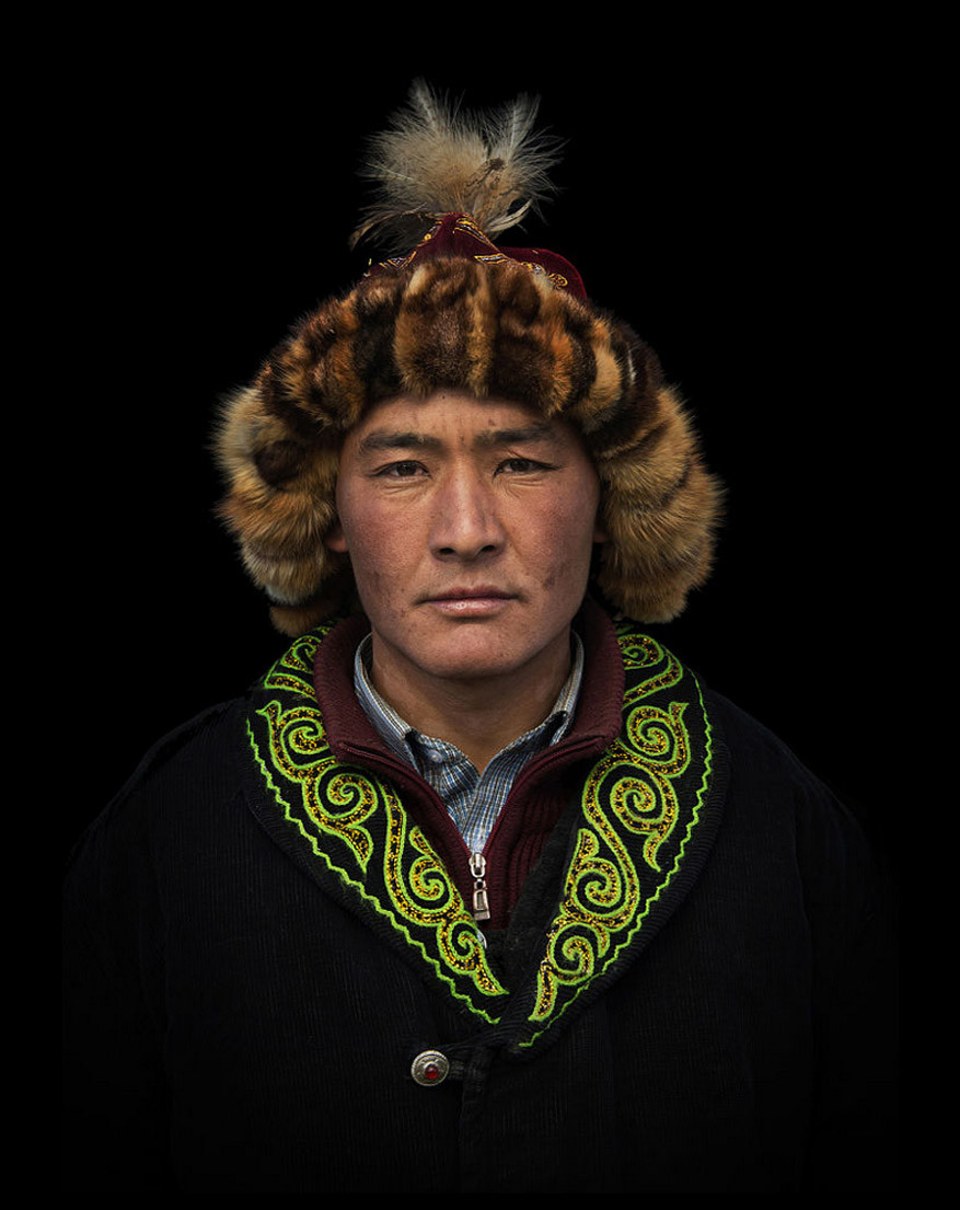 Een Kazachse arendjager. Jagen met steenarenden is een van de meest unieke tradities in Kazachstan, West-Mongolië. De jager wordt kus(h)begi of berkutchi genoemd en draagt tijdens het jagen altijd een ‘tomach’, een bontmuts van vossenhuid gecombineerd met rode of fuchsia stof.