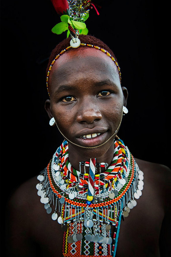 De Samburu stam woont vooral in de dorpen Maralal, Kisima en Suguta Marmar en zijn het meest verwant aan de bekendere stam Masai in Noord-Kenia. Deze strijders en seminomadische veehouders houden runderen, schapen, geiten en kamelen. De Samburu’s zijn trots op hun cultuur en tradities en koesteren nog steeds de gebruiken en ceremonies van hun voorouders.