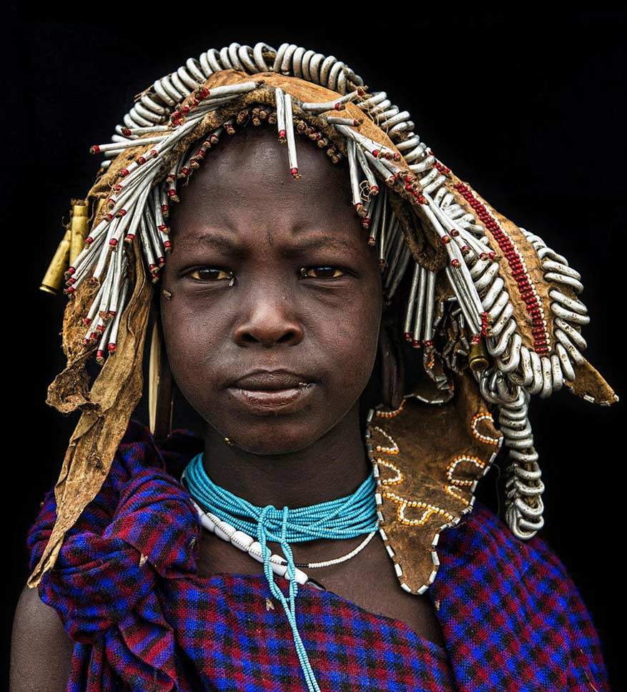 De bekendste stam uit de Omovallei in Zuid-Ethiopië is de Mursi. De vrouwen dragen vaak een aarden schoteltje in hun onderlip en speciale hoofdtooien uit takjes, koeienhoorns, gedroogde vruchten en dierenhuid. De Mursi leven nog altijd een erg traditioneel bestaan met vee, vooral runderen. Die vormen hun meest waardevolle bezit en bepalen hun sociale status.