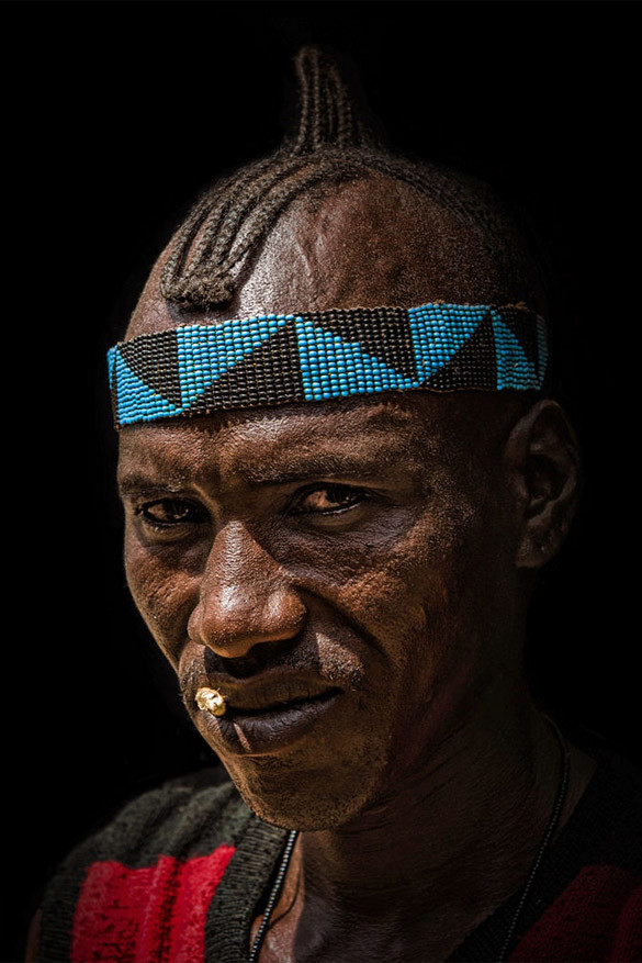 De Tsemay stam leeft in het gebied tussen Weyto en Key Afer in Zuid-Ethiopië en wordt geschat op zo’n 10.000 mensen. Hun groep bestaat voornamelijk uit boeren en veehouders die sorgo, gierst en soms katoen kweken. De mannen dragen kleine broeken of shorts en kleurrijke hoofdbanden. Soms hebben ze tatoeages in het gezicht, maar allemaal dragen ze een typisch en ingewikkeld kapsel.