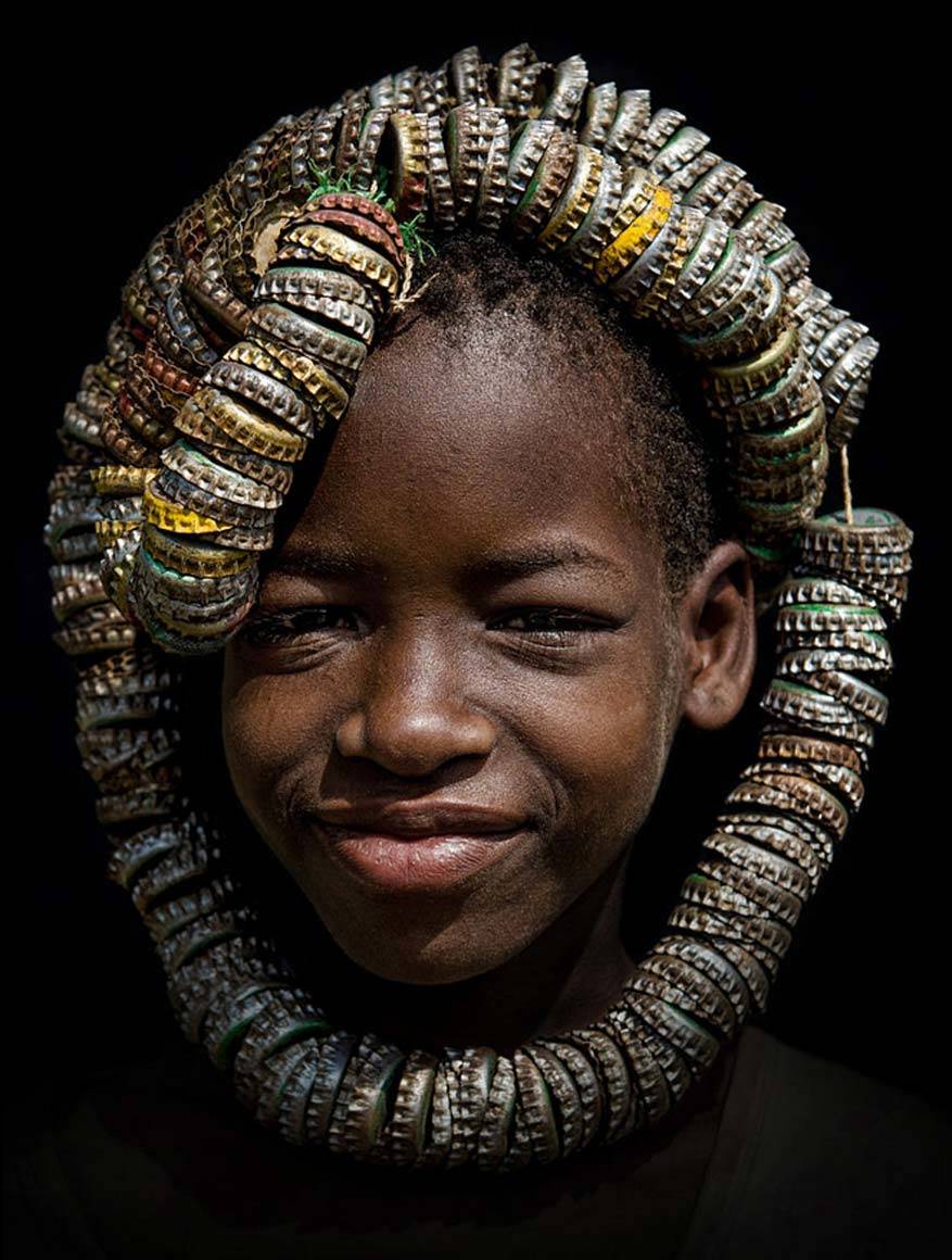 De Tsemay’s wonen dichtbij het dorpje Weyto in Zuid-Ethiopië waar de vrouwen vaak rondlopen in kleding gemaakt van leder en een aparte hoofdtooi. Dit meisje maakte een unieke hoofdversiering uit kroonkurken.