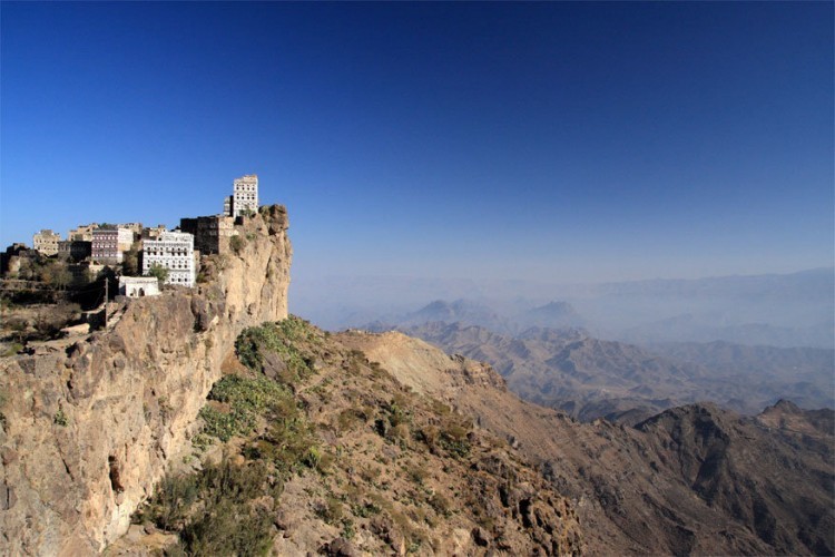 Al Hajjara, Jemen: gebouwd op een steile rotswand in de Bergen van Haraz, is Al Hajjara een voormalig handelsdorp. De stad heeft een typisch uitzicht met z’n torenhoge, dicht bij elkaar gezette huizen en tegenwoordig een populaire plek voor backpacktoeristen. © Wikimedia Commens