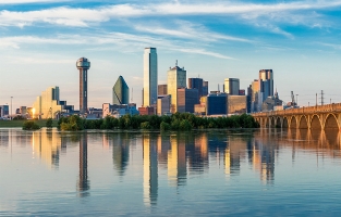 Dallas: Big D. Groot is Dallas zeker: meer dan een miljoen inwoners op een oppervlakte van bijna 1000 km². Voor de ‘D’ bestaat er geen exacte uitleg, het zou gewoon de afkorting kunnen zijn van Dallas. © Ben Zavala