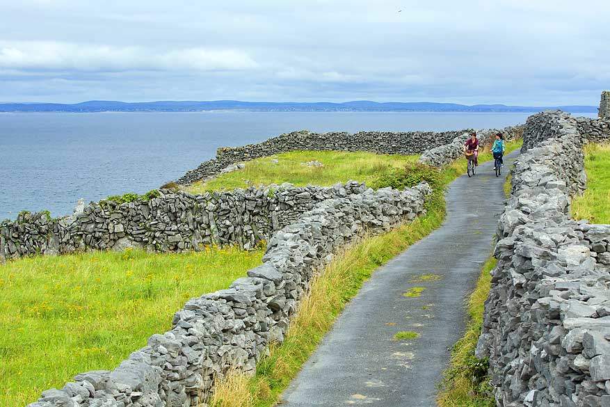 Je geniet op het Ierse eiland niet alleen van de heuvels, maar ook van de kustlijn.
