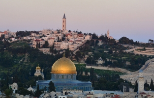 Jeruzalem: The Holy City. De naam ‘heilige stad’ vraagt niet veel uitleg. Jeruzalem wordt wereldwijd door zowel christenen, joden als moslims beschouwd als een belangrijke stad door haar religieuze geschiedenis. © Nayef Shaer