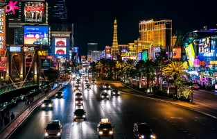 Las Vegas: Sin City. Block 16 in Las Vegas stond in het begin van de 20ste eeuw bekend als zondig: er werd alcohol verkocht en prostituees boden zich daar aan. De Tweede Wereldoorlog verwoeste het gebied en maakte plaats voor het huidige Las Vegas. De bijnaam heeft het wel overleefd. © Phil Bird