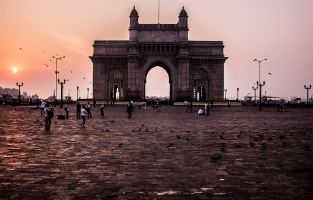 Mumbai: The City of Dreams. Mumbai is niet alleen een van de meest bevolkte steden in India, maar ook de gezondste. Veel mensen verhuizen daarom ook naar hier in de hoop op een beter leven en om hun dromen waar te maken in de filmwereld van Bollywood, het Hollywood van Azië. © Arun Maroon
