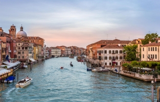 Venetië: The Bridge of The Sea. Elk jaar, op Hemelvaartsdag, gooit de ‘Doge’ een gouden ring in de Adriatische zee en verklaart daarbij dat de zee en de stad van Venetië in het huwelijk getreden zijn. © Tamer Kheiralla