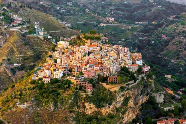 Castelmola, Sicilië, Italië: zo’n 529 meter boven de zeespiegel op het eiland Sicilië ligt Castelmola. Het dorpje dankte zijn naam aan het kasteel dat er door de Noormannen werd gebouwd en aan de vorm van de rots waarop het gelegen is. De plek trekt vooral wandeltoeristen aan. © Angelo T. La Spina