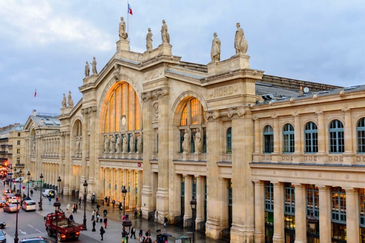 Gare du Nord in Parijs, Frankrijk: jaarlijks passeren hier 190 miljoen mensen wat van Gare du Nord het drukste station in Europa maakt. Op de voorgevel staan 23 standbeelden die de belangrijkste Europese steden voorstellen. Overdag wordt de binnenkant een oase van licht dankzij de talloze glasramen. © Lari Huttunen