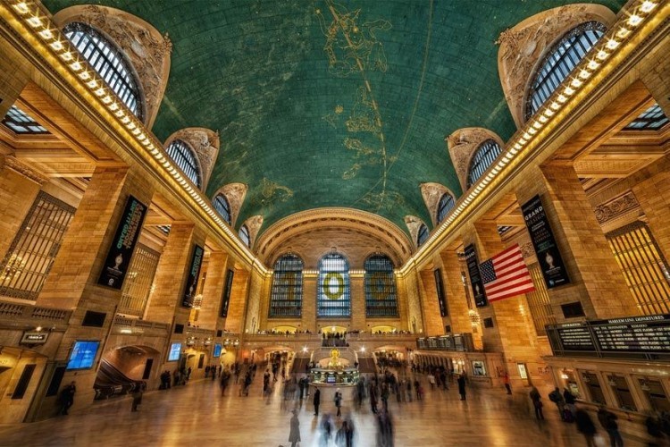Grand Central Terminal in New York City, de Verenigde Staten: hier koop je tickets aan antieke gouden loketten terwijl er boven je een prachtige plafondschildering zweeft. Let ook vooral op de knappe gouden kroonluchters die de macht van de elektriciteit, in die tijd nog relatief nieuw, symboliseren. © Peter Stewart