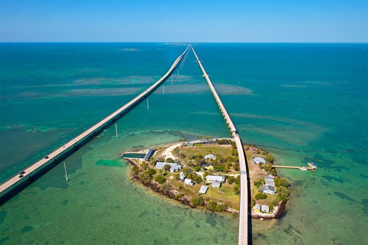 1. Seven Mile Bridge, Florida Deze 10 km lange brug in de Florida Keys verbindt de Golf van Mexico met de Straat Florida. De spectaculaire uitzichten hebben onder andere de filmmakers van Fast and Furious en Licence to Kill geïnspireerd. © Andy Newman