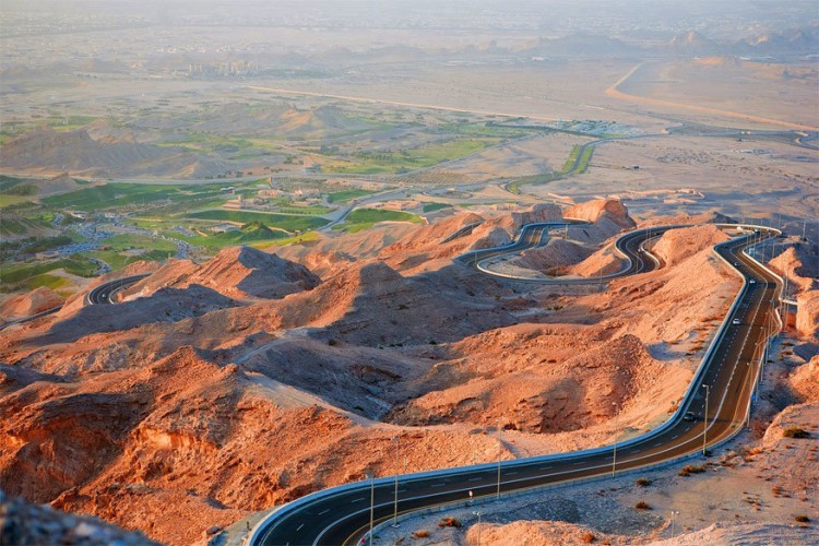 11. Jebel Hafeet bergweg, Abu Dhabi Onbekend, maar door veel autoliefhebbers geprezen. Deze rit begint vlakbij de warmwaterbronnen van Green Mubazarrah in Abu Dhabi. Een 11,7 km lange weg met 21 bochten verwend je met knappe vergezichten. © oddviser