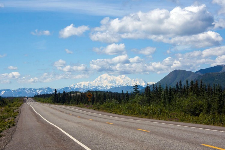 18. Denali Highway, Alaska Nog zo’n panoramische klepper: de Denali Highway, een gravelweg van 216 km tussen Paxson en Cantwell. De weg is alleen toegankelijk vanaf half mei tot oktober, waardoor je nog beter kan genieten van de toendra en de besneeuwde bergtoppen. © Chris Boylston