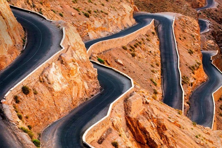 2. Dadès Gorges bergroute, Marokko In het Dadès Gorges gebergte van Marokko ligt deze duizelingwekkende route van 160 km. De weg kronkelt langs de mooiste valleien, kloven en oases. Een 4x4 is aangeraden. © Mint Images / Art Wolfe
