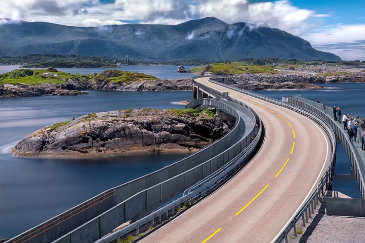 3. Atlantische route, Noorwegen Deze 8 km lange kustroute in het westen van Noorwegen verbindt verschillende kleine eilanden, van AverØy tot Vevang. Onderweg kom je langs 8 bruggen. De aanleg duurde 6 jaar en in die tijd passeerden er in het gebied maar liefst 12 orkanen. © PK