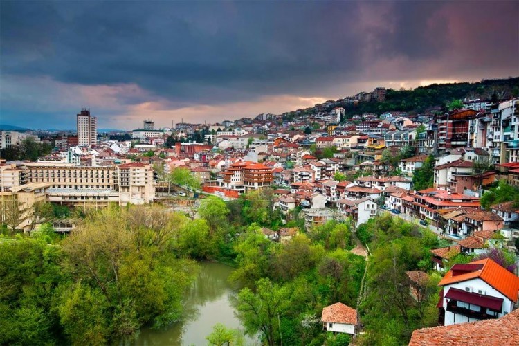 Veliko Tarnovo, Bulgarije: Veliko Tarnovo wordt dikwijls de ‘Stad van de Tsjaren’ genoemd en staat bekend om zijn befaamde architectuur. Het oude stadsgedeelte bevindt zich op drie heuvels en wordt vergezeld van de Jantra rivier. © Monika Georgieva
