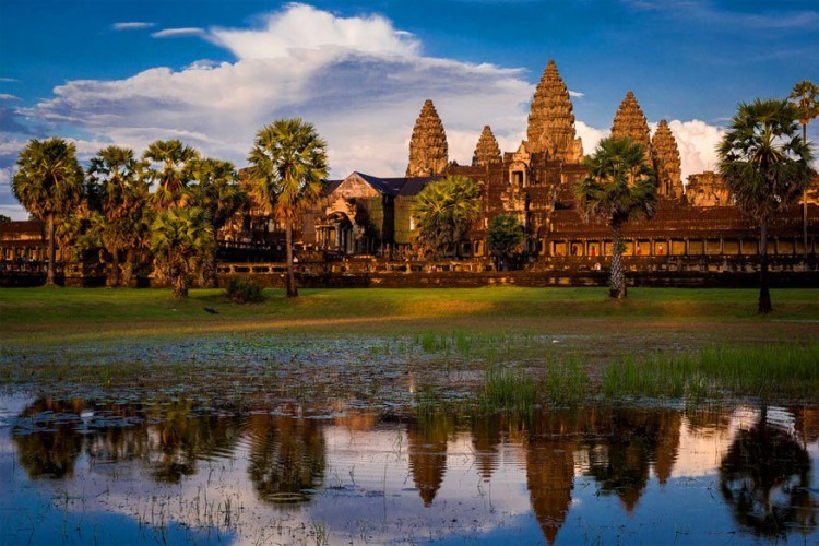 Angkor Wat, Cambodia: het grootste tempelcomplex ter wereld. Aanvankelijk gesticht als een hindoetempel maar in de 12de eeuw werd het omgevormd tot boeddhistische tempel. Angkor Wat is zowel de verzamelnaam van het hele gebied bij Siem Reap, maar ook de naam van de belangrijkste tempel. Toeristen komen er van overal naartoe om meer te weten over de geschiedenis en architectuur. © Ruzdi Ekenheim