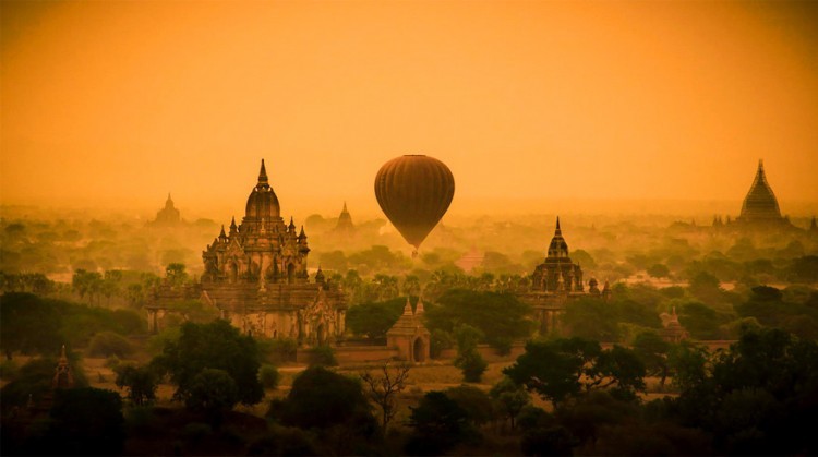 Pagan in Myanmar: niet één, maar duizenden tempels telt Pagan, ook wel Bagan genoemd, op een oppervlakte van zo’n 40 m². De vroegere hoofdstad is gesticht in het jaar 849, maar tegenwoordig wonen er nog zo’n 20.000 mensen. Bagan heeft de grootste verzameling boeddhistische tempels, ruïnes en stoepas ter wereld. Het toerisme staat er nu op de eerste plaats. Je kunt er zelfs met een luchtballon overheen vliegen. © Methee Laowathanatawon