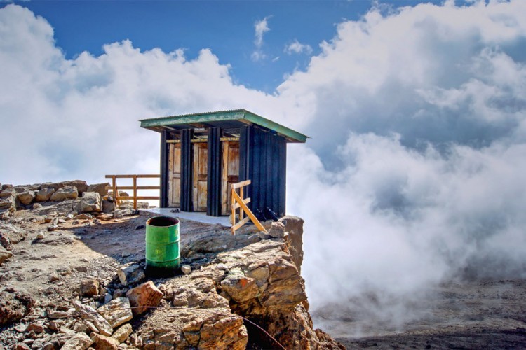 Barafu Camp, Tanzania: neergepoot op de 4.600 meter hoge klifrand van de Kilimanjaro waardoor een toiletbezoek letterlijk een hoger niveau bereikt. ‘Pole Pole’ (langzaam, langzaam) is de standaard leuze bij het beklimmen van de hoogste Afrikaanse berg, maar dat gezegde is hier niet van toepassing. © Jørn Eriksson