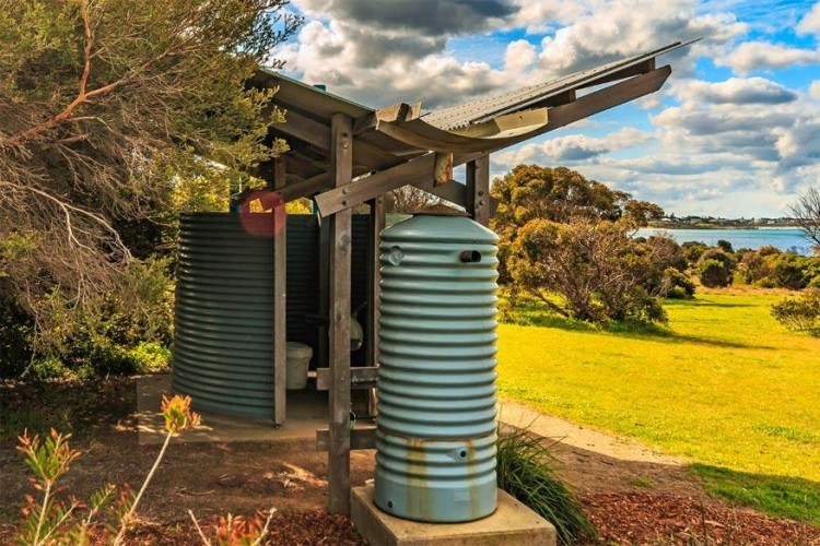 Toilet in Basham Beach Conservation Park in Australië: vanop dit milieuvriendelijk toilet kun je de zee virtueel bewonderen in het natuurpark dicht bij Port Elliot op het Fleurieu schiereiland, Zuid-Australië. Als de golven echt zichtbaar waren, zou je zelfs ter plaatste één van de migrerende Australische walvissen (zuidkapers) kunnen spotten. © Trevor Holder