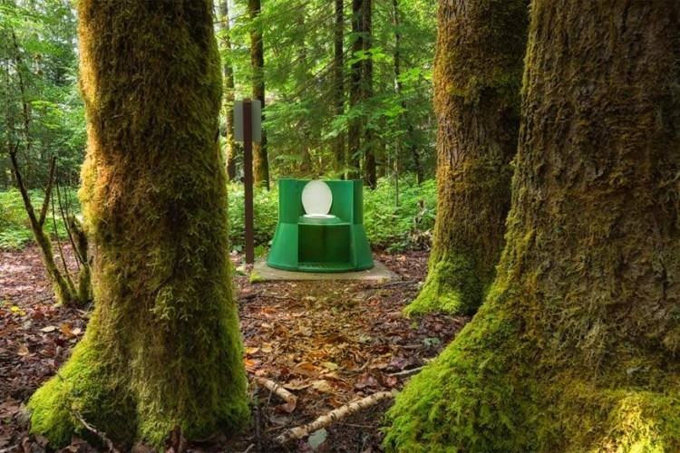 Ecotoilet in British Columbia, Canada: of grizzlyberen hier ook hun behoeftes op doen is nog maar de vraag. De toilet is er alleszins chique genoeg voor. Het groene composterende ding staat in het Taylor Arm Provincial Park, een wildernisgebied aan de noordkant van Sproat Lake in British Columbia. © Susan Breau