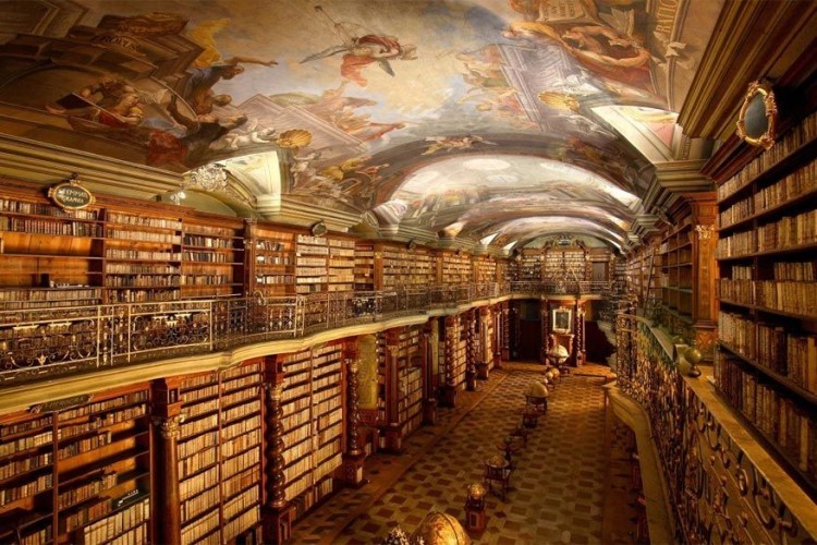 Clementinum in Praag, Tsjechië: de barokke bibliotheekhal is slechts één van de indrukwekkende gebouwen van het Clementinumcomplex. De legende zegt dat de Jezuïeten slechts één boek voorhanden hadden toen ze in 1622 startten met de opbouw. De labels op de boekenplanken zijn nog origineel, net zoals de boeken met een witte rug en rode vlekken. Je kan de bibliotheek dagelijks begeleid bezoeken. © Dreyer s.r.o