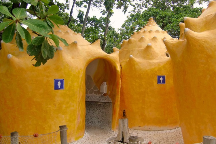 Op Gaudí geïnspireerde toiletten in Bahia, Brazilië: wc-blokken in de stijl van de Catalaanse architect Gaudí zijn op z’n minst gezegd verrassend naast een uitgestrekte Braziliaanse badplaats zoals Bahia Praia do Forte. De hokjes stellen één van de moderne toevoegingen voor die de lederschildpadden, hier genesteld sinds duizenden jaren, te verwarren. Gelukkig komen ze toiletbezoekers niet onverwacht bezoeken. © Sheyne Lucock