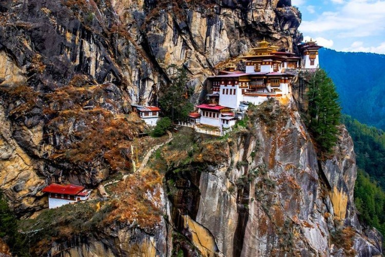 Het Taktsang klooster, Bhutan: in de bergstaat Bhutan ligt dit Tibetaans boeddhistisch klooster dat bestaat uit zeven tempels. Het is tegen de rotsen opgebouwd en hangt als het ware 700 meter boven de Parovallei. © Caroline Pang