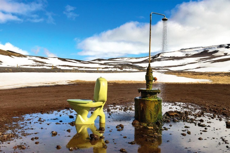 Krafla, IJsland: een felgekleurde toiletpot die pal in het midden van het IJslandse binnenland, in de buurt van het Krafla Geothermal Power Station, uit de lucht gevallen lijkt te zijn. Niemand weet wie het daar geïnstalleerd heeft of waarom. Maar dat houdt wandelende bezoekers niet tegen om het ding te bewonderen, fotograferen en misschien wel gebruiken. © Marco Stupan