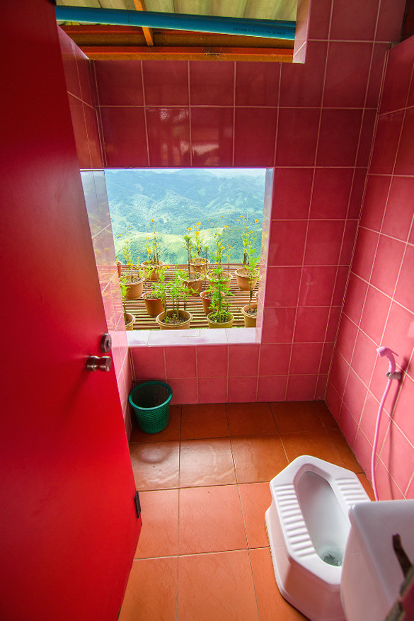 Toilet met een uitzicht in Laos: wie geluk heeft, vindt langs de kant van weg dit goed onderhouden toilet in het bergachtige Laos. Zittend, hurkend of staand, aan het uitzicht op de vallei zal het alvast niet liggen. © Yehonathan Elozory