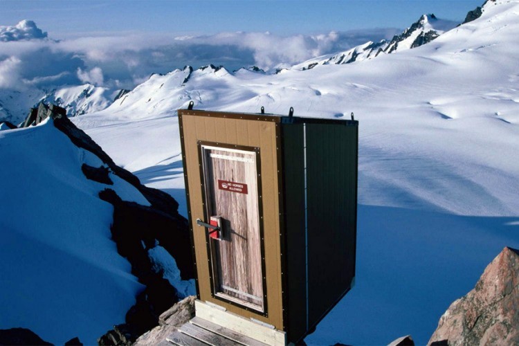 Toilet op de Upper Fox gletsjer in Nieuw-Zeeland: dit toilet staat net voorbij de Pioneer Hut op de Fox Glacier in het Westland National Park. Getrainde alpinisten die de regio willen verkennen en de tweede hoogste berg Mount Tasman willen beklimmen, kunnen hier hun behoeften kwijt. © Grant Dixon