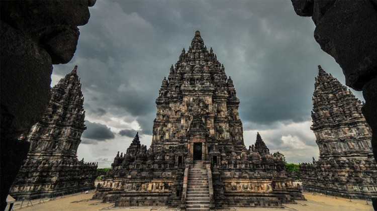 De Prambanan Tempel, Indonesië: gebouwd rond 850 na Christus in de typische hindoeïstische stijl, lang en puntig. De hoogste toren meet 47 meter. Het gebouw behoort tot UNESCO werelderfgoed en wordt omgeven door individuele tempels. In 1918 werd de tempel herbouwd, maar een aardbeving in 2006 beschadigde het bouwwerk opnieuw. © Puripat Lertpunyaroj