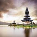 De Pura Ulun Danu Bratan, Bali, Indonesië: dit is een hindoeïstische tempel die niet toevallig omgeven wordt door water. In 1663 werd het gebouwd voor de watergodin Dewi Danu met de hoop op betere irrigatie. De tempel heeft elf verdiepingen. © Juhana Tuomi