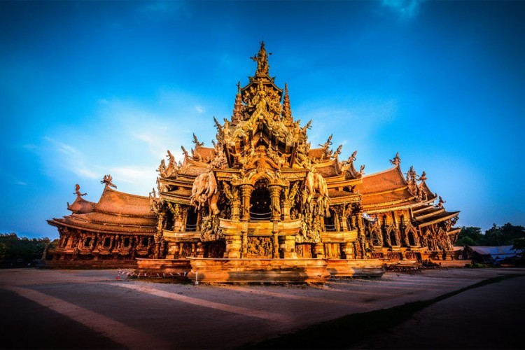 Sanctuary of Truth, Pattaya, Thailand: deze tempel, ook wel Wang Boran genoemd, bestaat alleen maar uit hout. De hoogste piek telt 105 meter. Binnenin vinden bezoekers een combinatie van beeldhouwwerken en afbeeldingen van zowel de boeddhistische als hindoeïstische godsdienst. De opbouw begon in 1981 en zal pas volledig klaar zijn in 2050. © Walter Lustig