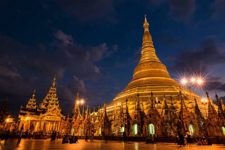 De Shwedagonpagode in Yangon, Myanmar: 50.000 kilo bladgoud, 5.448 diamanten en 2.317 robijnen waren nodig om deze pagode mee te bedekken. Voor boeddhisten is dit een van de belangrijkste bedevaartsoorden ter wereld. In de pagode zouden acht haren van de laatste Boeddha en diverse relikwieën van de drie voorgaande Boeddha’s worden bewaard. © Prasit Utalert