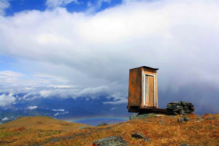 Toilet in het Altajgebergte in Siberië: dit gevaarlijk geplaatst toilethokje gebruiken dappere zielen die in het weerstation van Kara-Tyurek in het Altajgebergte werken. Ze hebben best geen hoogtevrees, want dit toilet ligt op een klif van 2.600 meter boven de zeespiegel. © Siberian Times