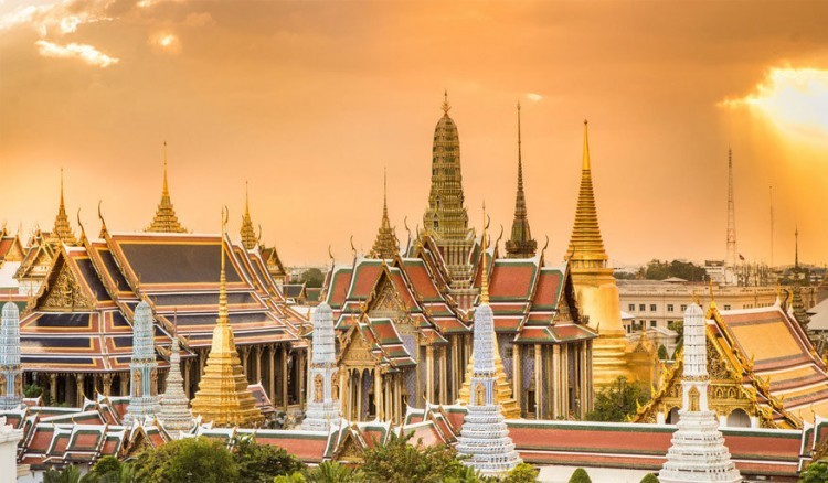 De Wat Phra Kaew in Thailand: de belangrijkste boeddhistische tempel van het land. We noemen hem ook de ‘Tempel van de Smaragdgroene Boeddha’. Je vindt hem in het historische centrum van Bangkok op het terrein van het Koninklijk Paleis. Wat de tempel onderscheid van anderen, is dat hier geen monniken wonen. De Wat Phra Kaew heeft enkele zeer opvallend gedecoreerde gebouwen en standbeelden. © Kumpol Shuansakul