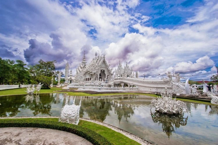 Wat Rong Khun, Chiang Rai, Thailand: ook wel gekend als de Witte Tempel en een van de populairste heilige gebouwen ter wereld. De witte kleur geeft de reinheid van Boeddha weer. Pas in 1997 startte de bouw van Wat Rong khun en de werkzaamheden zijn nog in volle gang. Vermoedelijk zal het rond 2070 helemaal klaar zijn. De tempel is in privébezit en doet ook dienst als expositieruimte. © César Asensio
