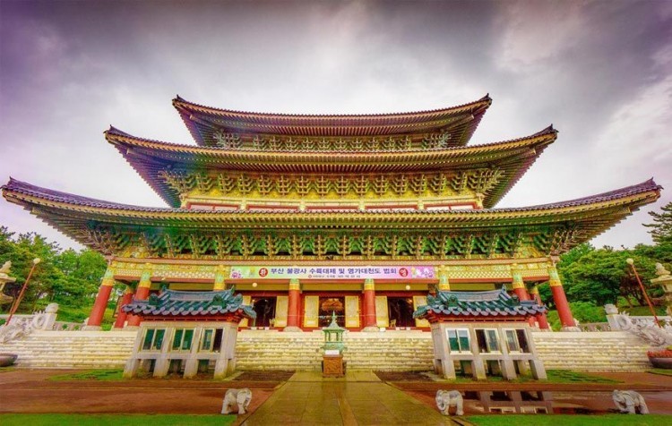 De Yakcheonsa Tempel, Zuid-Korea: een boeddhistische tempel uit de Joseondinastie. Met zijn 3.305 m² oppervlakte is het de grootste in Oost-Azië. Het gebouw heeft een 18 ton wegende tempelbel en de muren zijn er versiert met grote altaarportretten van Boeddha. © Nguyen Luan