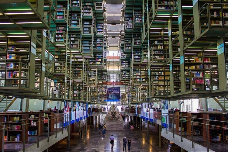 Bibliotheek José Vasconcelos in Mexico: deze gigantische bibliotheek van om en bij de 38.000 m² krijgt al wel eens de bijnaam ‘megabibliotheek’ van de Mexicaanse pers. Dat is niet overdreven als je weet dat in de centrale hal een levensecht walvissenskelet hangt. Voor het gebouw ligt een indrukwekkende botanische tuin die het geluid van de drukke straten moet buitenhouden. Binnen staan meer dan 500.000 boeken op glazen planken verdeeld over vijf verdiepingen. © Rosa Menkman